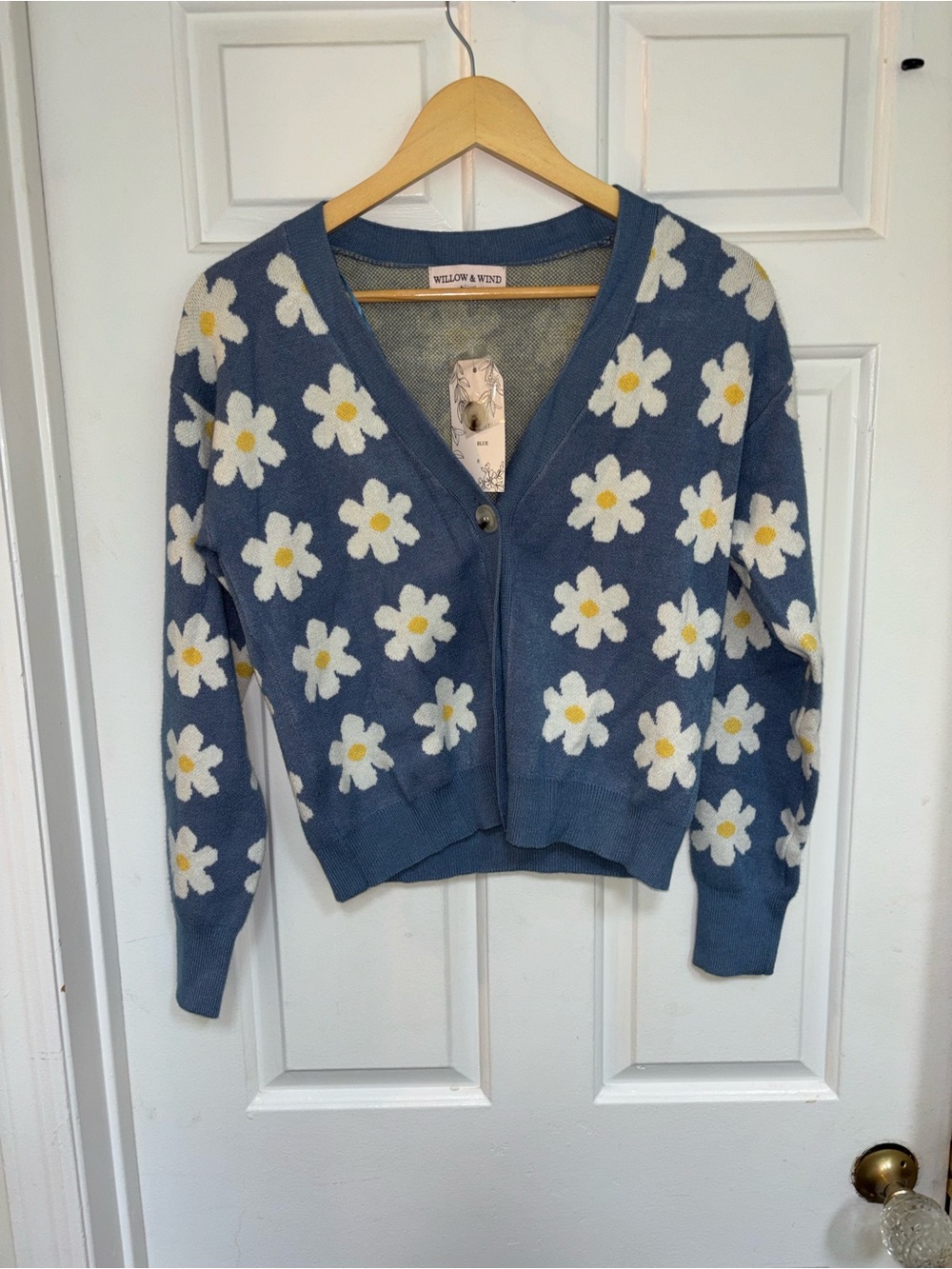 NWT retail $79 size S #Willow&Wind. “Blue Daisy Floral Knit Cardigan”.